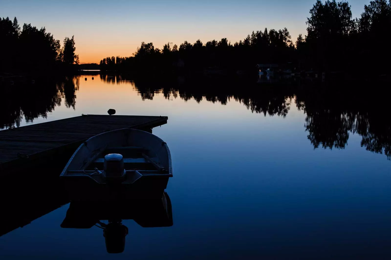 Auringonlasku Oravin rannalla.