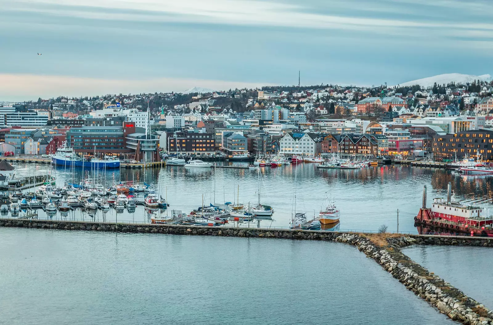 Tromsø en kosmopolitisk stad som domineras av hamnen.