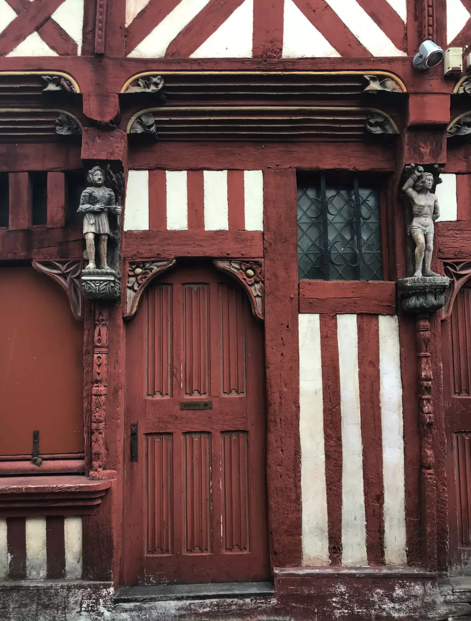 Maison TiKoz ze 16. století v Rennes hrázděný a konzolový se třemi nad sebou umístěnými patry.