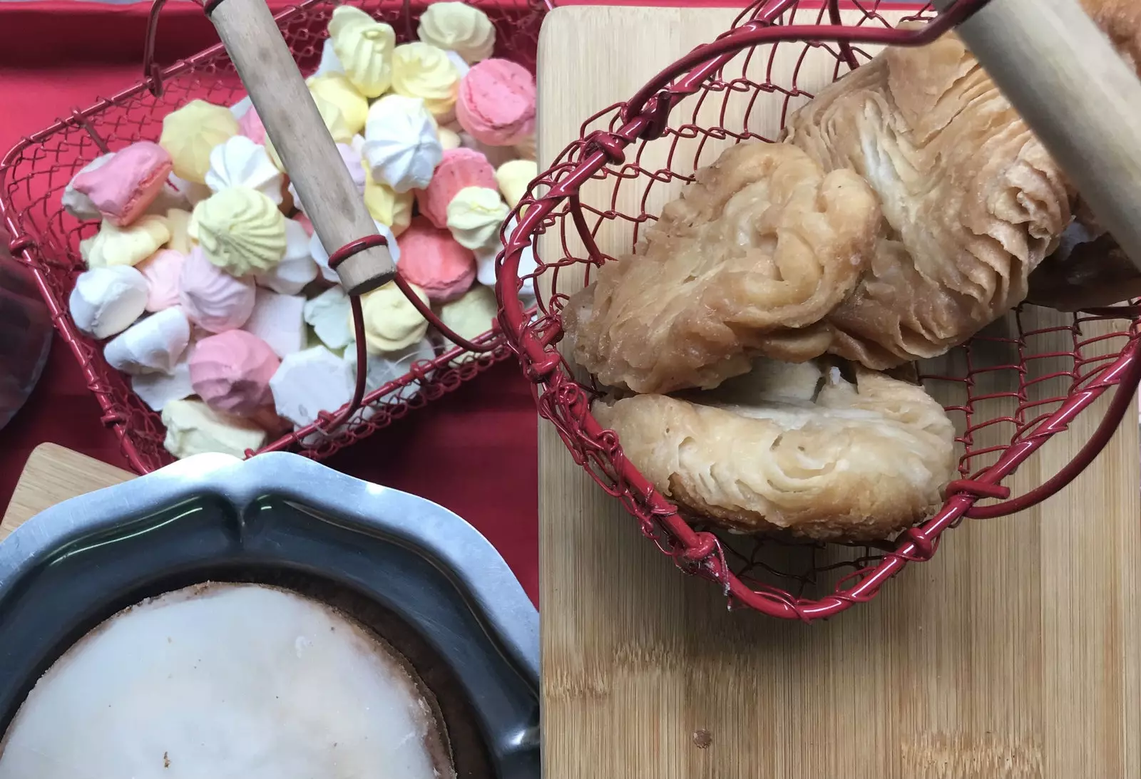 Bezele colorate Gâteau Breton cu glazură albă și kouignamann la Biscuiterie Merlin.