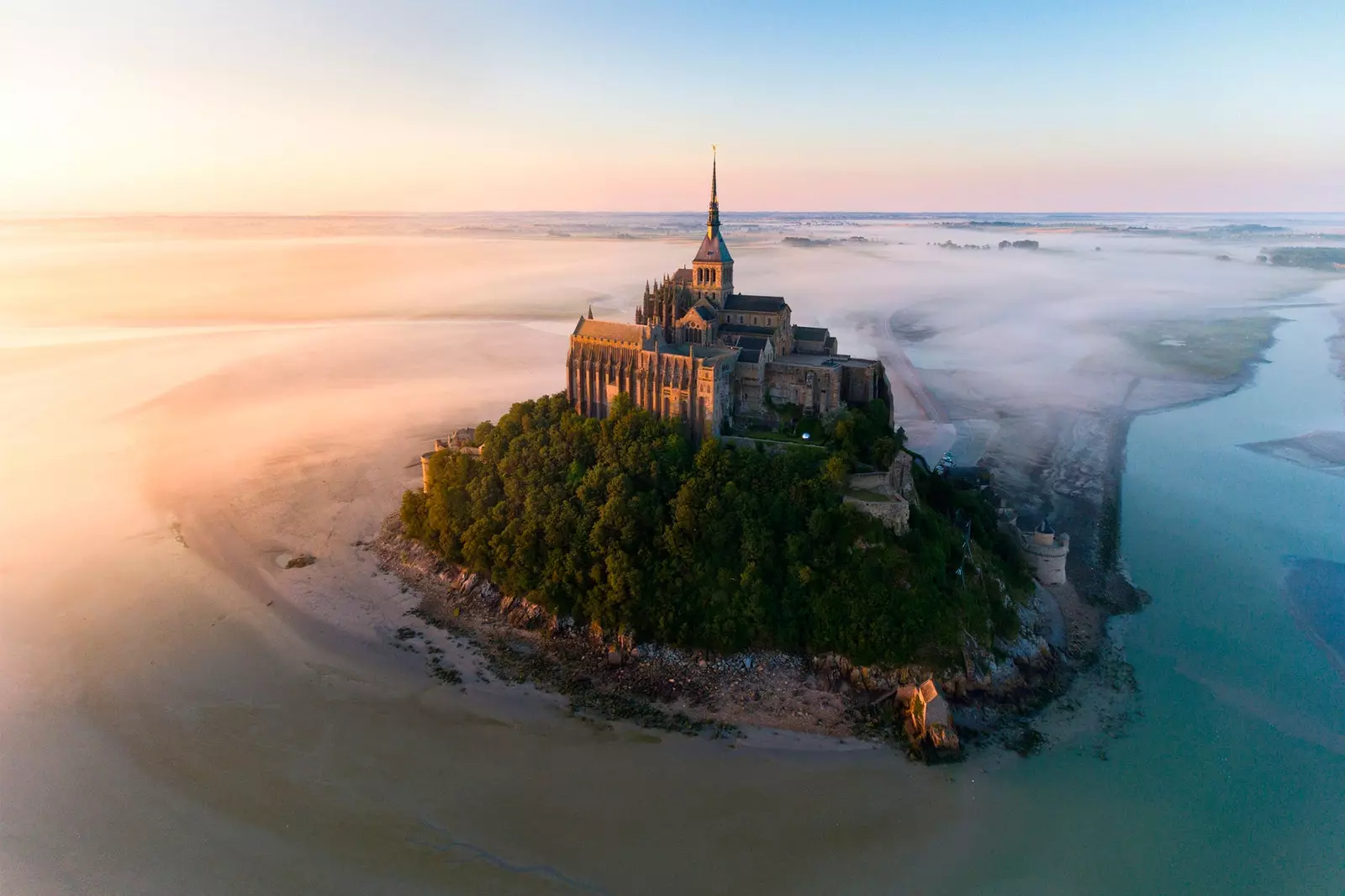 MontSaintMichel သည် အနောက်ဘက်၏ အံ့ဩစရာဖြစ်သည်။