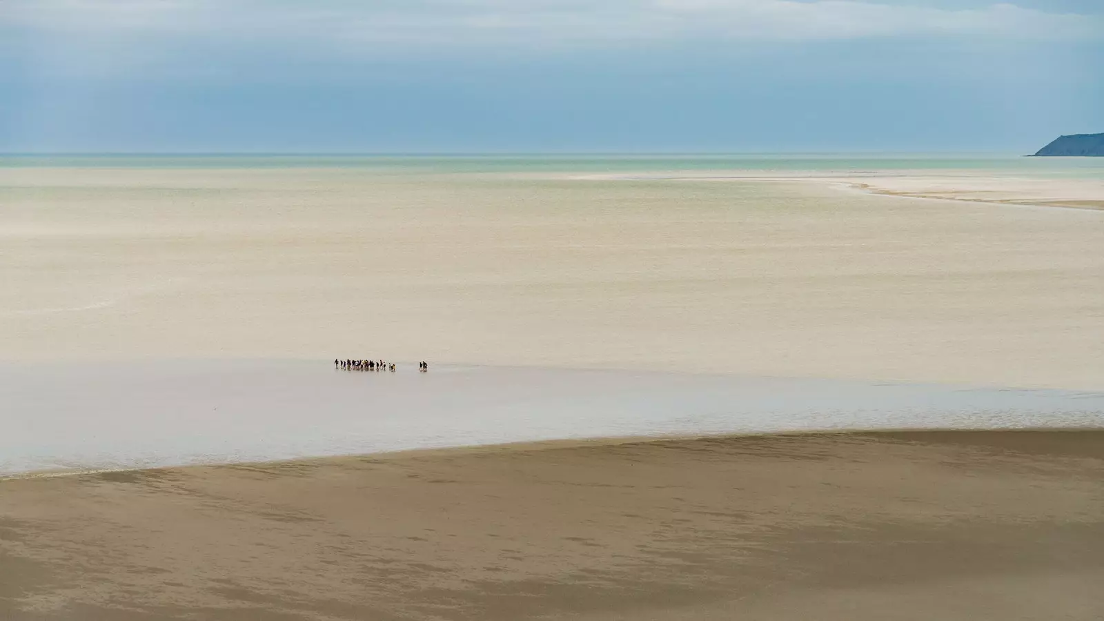 Pessoas pequenas chegando ao MontSaintMichel