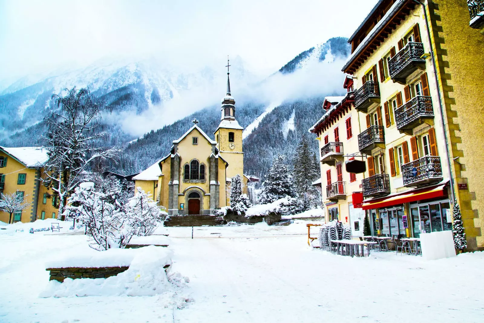 Tá Chamonix ar cheann de na cathracha is deise sna hAlpa Francacha.