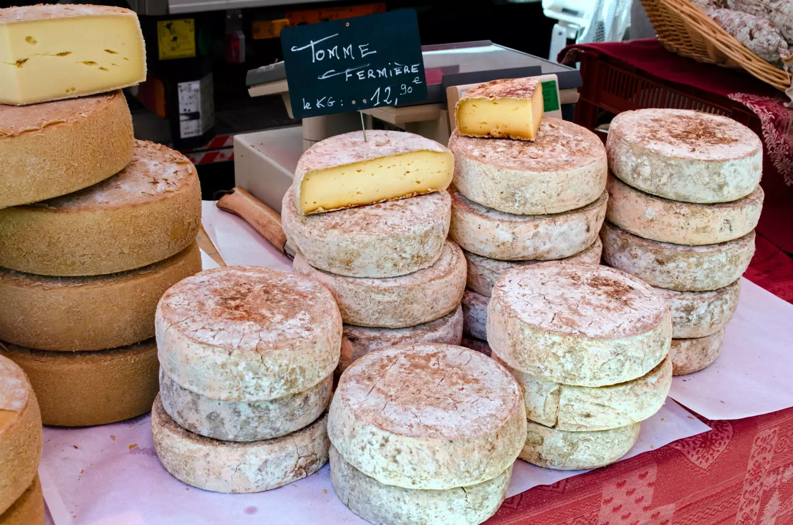 Einer der Käsestände auf dem Markt von Chamonix.