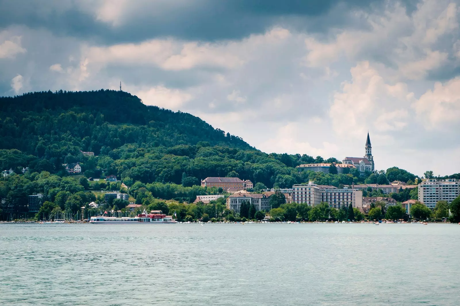 Der See, die Stadt Annecy und die imposanten Berge