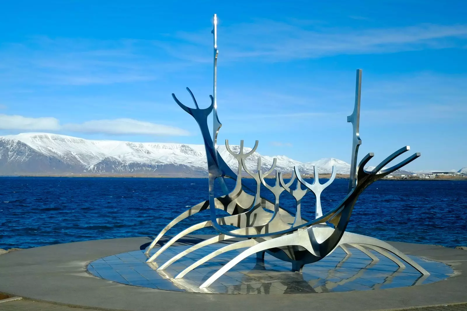 La scultura di una nave vichinga.