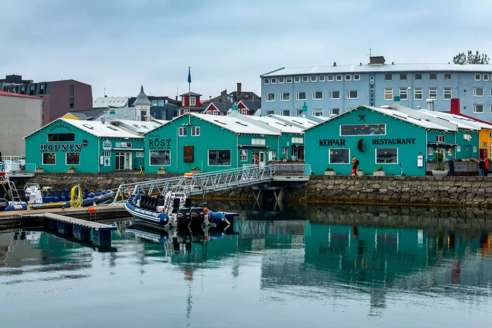 Restaurace ve starém přístavu Reykjavík.