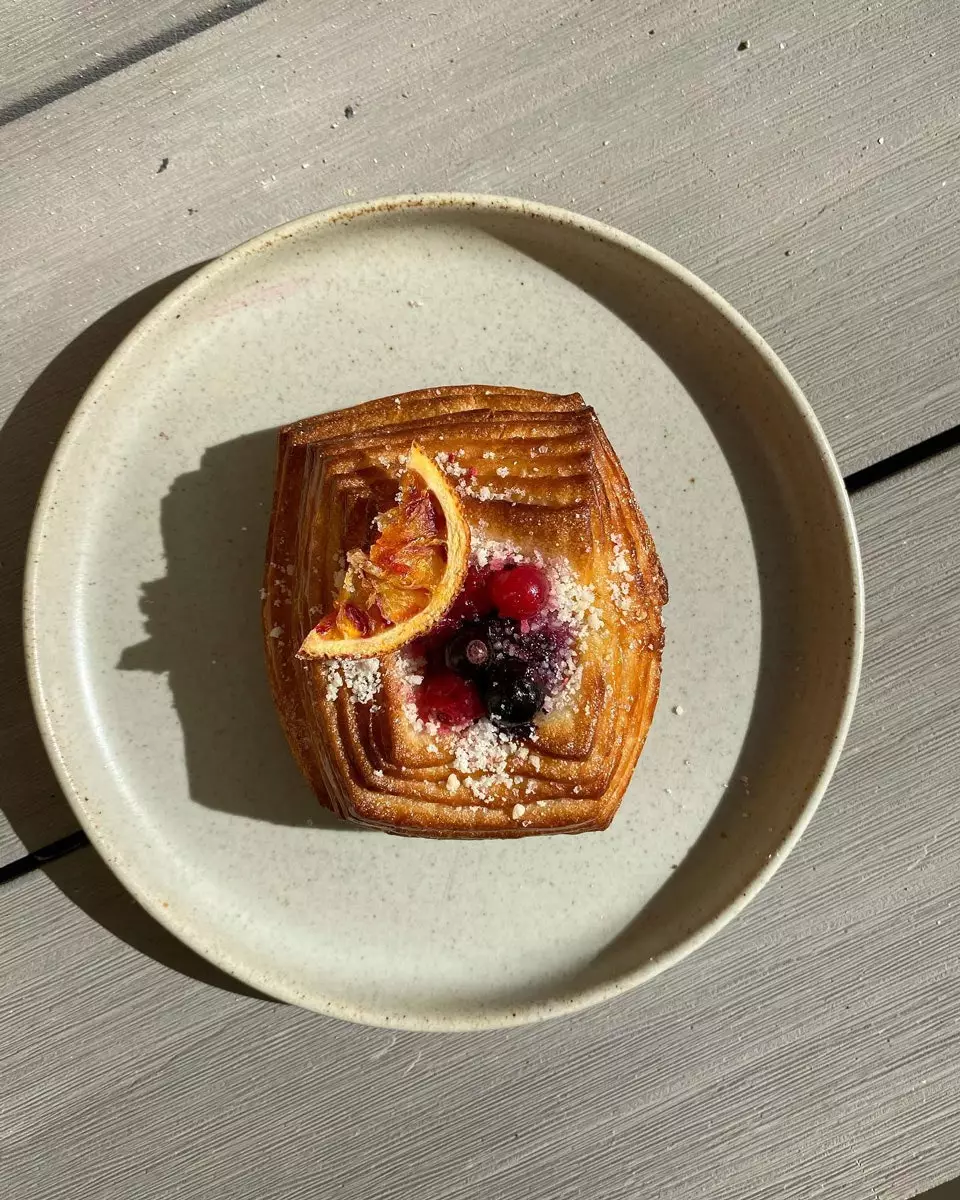 Danmhairgis líonta le frangipane almond, currant agus oráiste fola caramelized