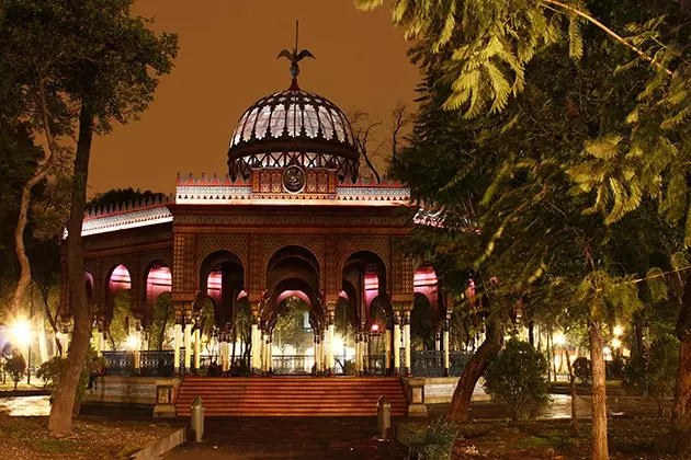 Vista il·luminada del Quiosc Morisco a la albereda de Santa Maria la Ribera