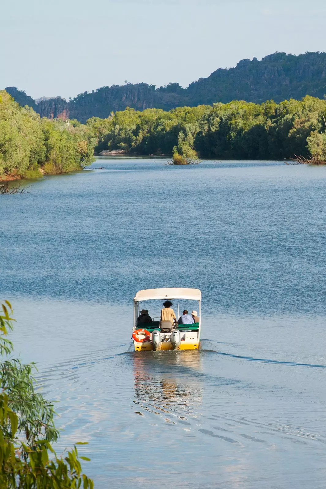 Ladja Kakadu Cultural Experience, ki pluje po reki East Alligator.