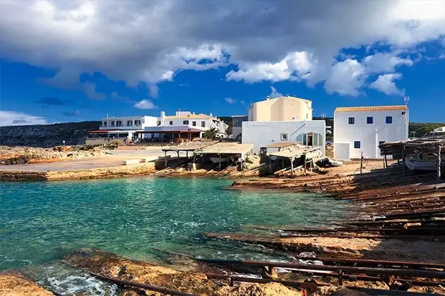 Der er bugter såsom San Agusti i Formentera, der stadig har en struktur designet til arbejde