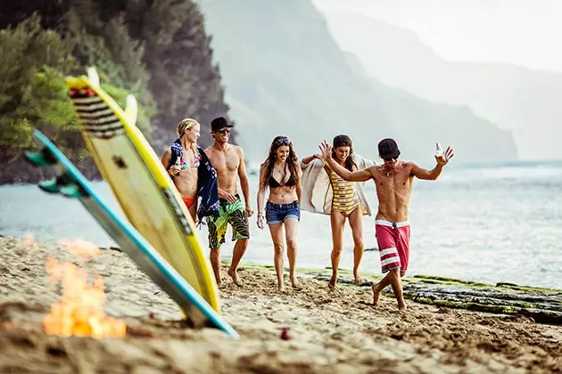 Pantai tak lagi hanya identik dengan mondar-mandir di atas hammock