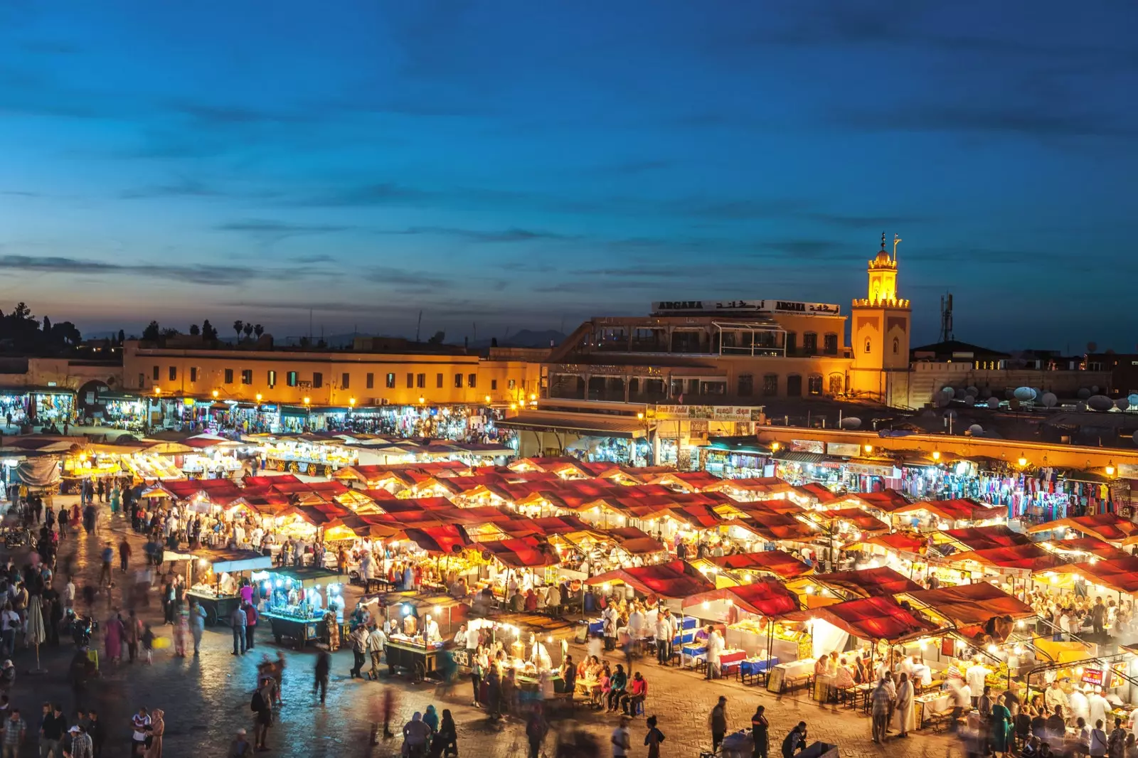 Jemaa el-Fna Marrakech maydonida quyosh botishi.