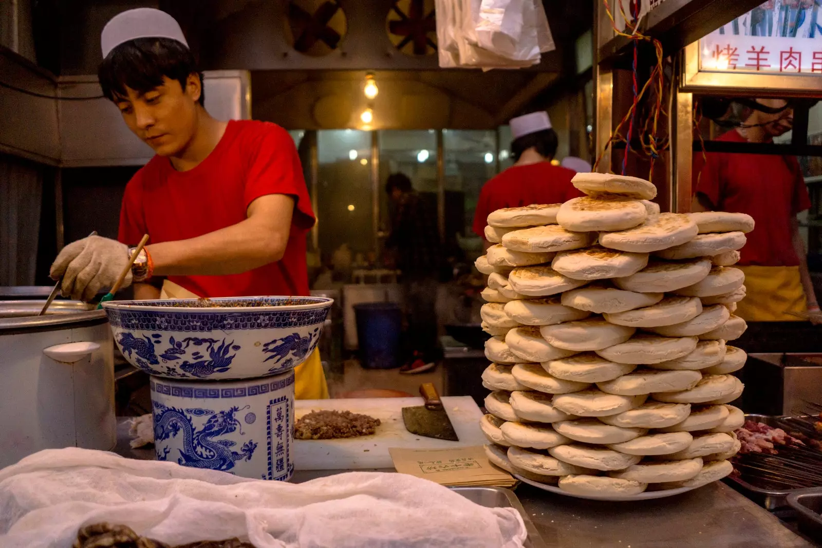 XI'AN SHAANXI CHINA 20140913 Rou jia mo אויך כינעזיש האַמבורגער איז אַ גאַס עסנוואַרג ערידזשאַנייטאַד פון שאַאַנקסי פּראַווינס. אין ...