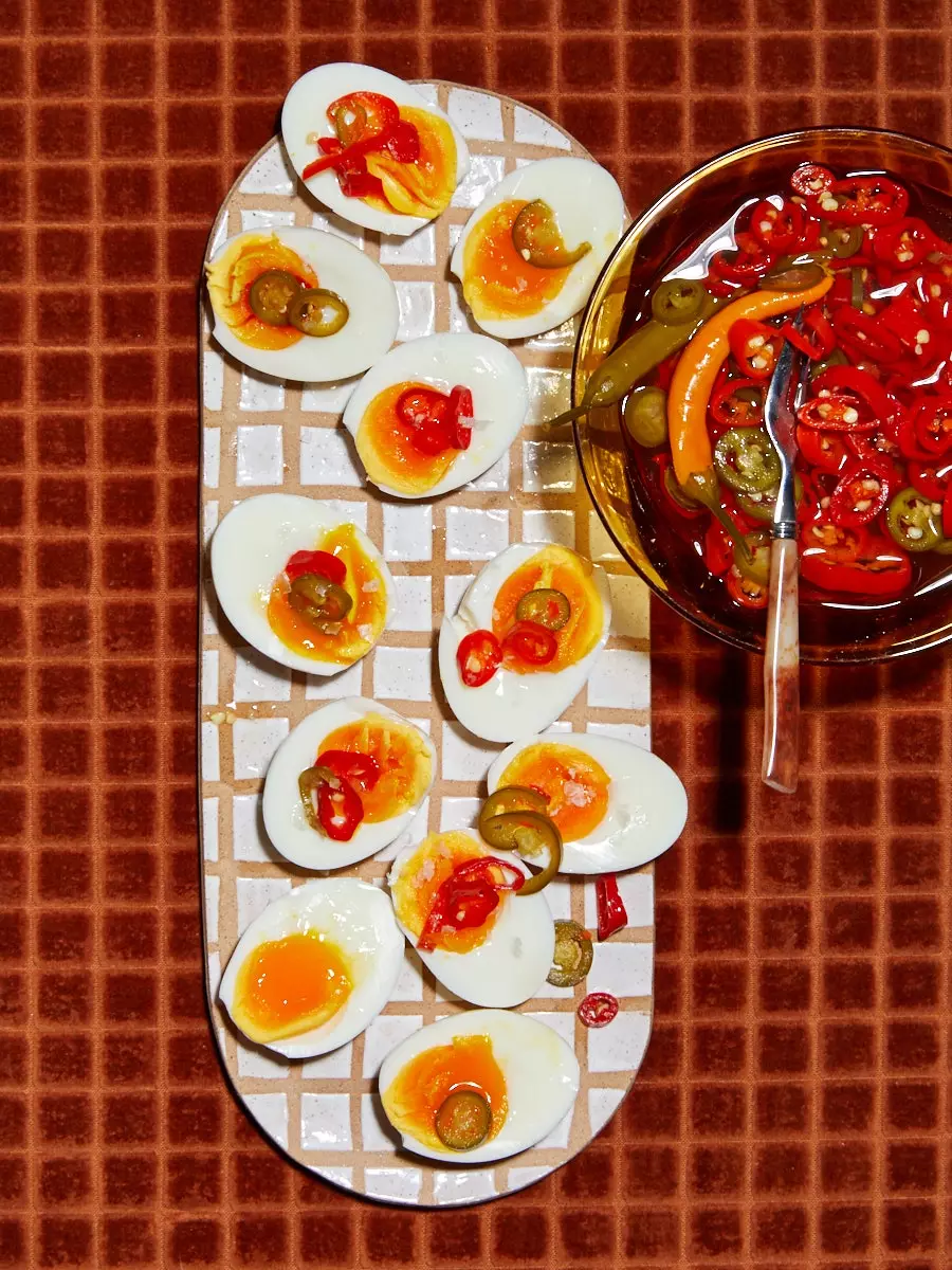 Oeufs aux piments marinés.