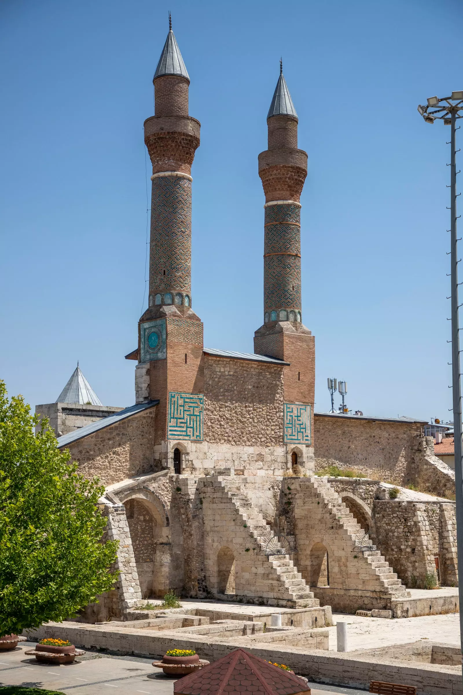 Qoşa minarəli mədrəsə.