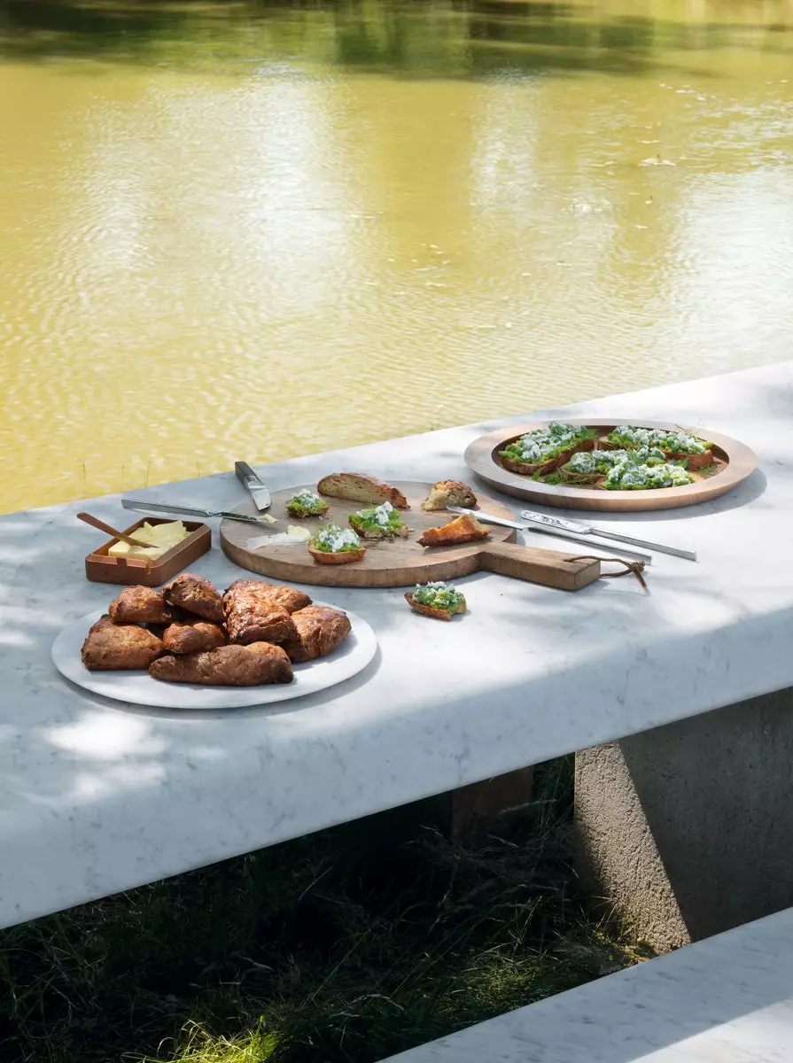 Menu na jarný brunch so šunkovým syrom, pórovými koláčikmi a fazuľovými crostini.