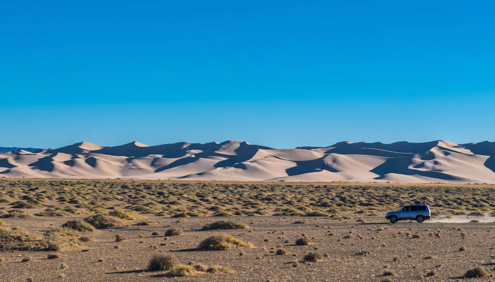 585 kilometer skiljer Dalanzadgad från den mongoliska huvudstaden Uln Bator.