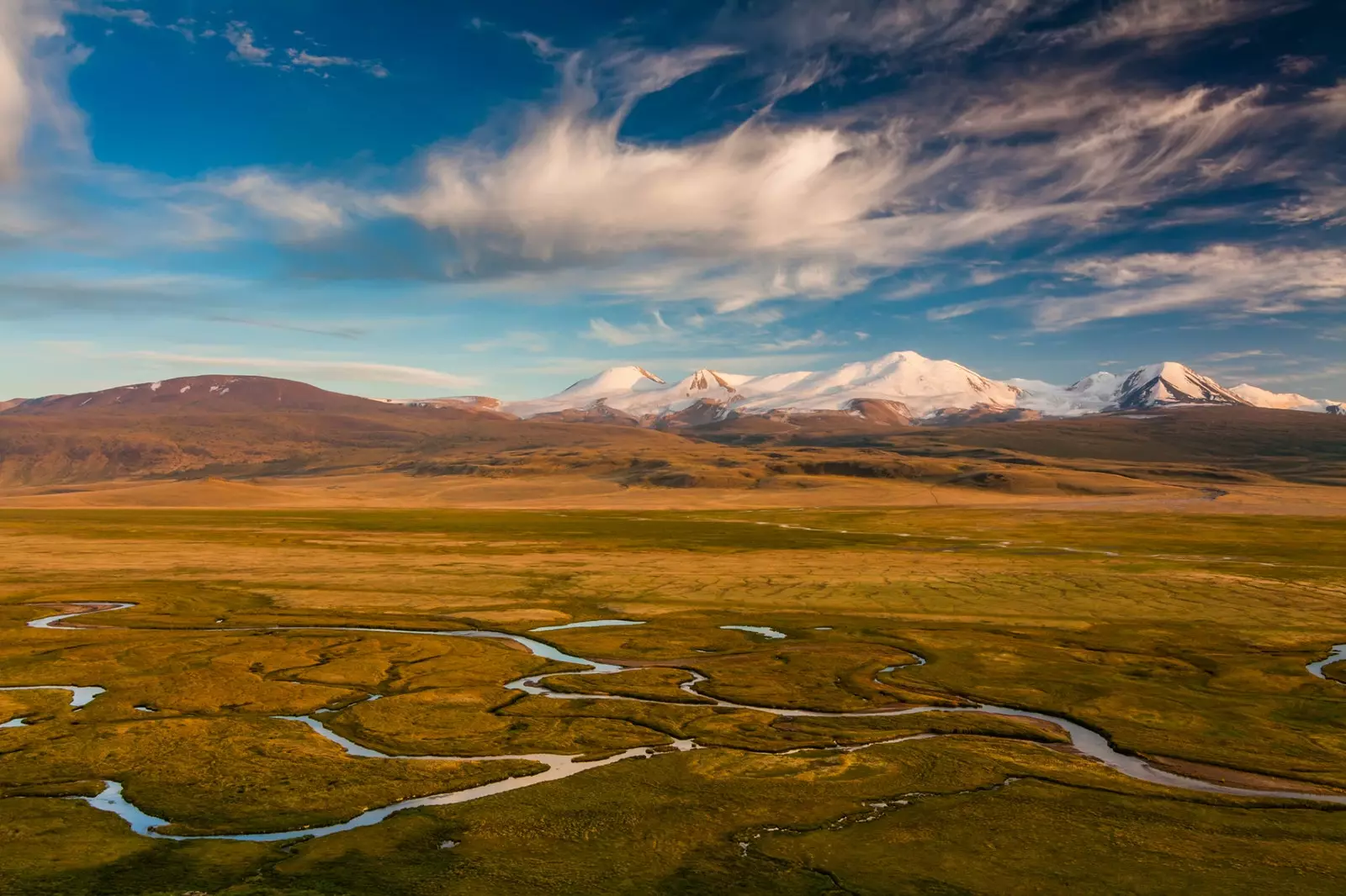 Mot nord venter de mongolske steppene på vei til Alti-massivet på den russiske grensen.