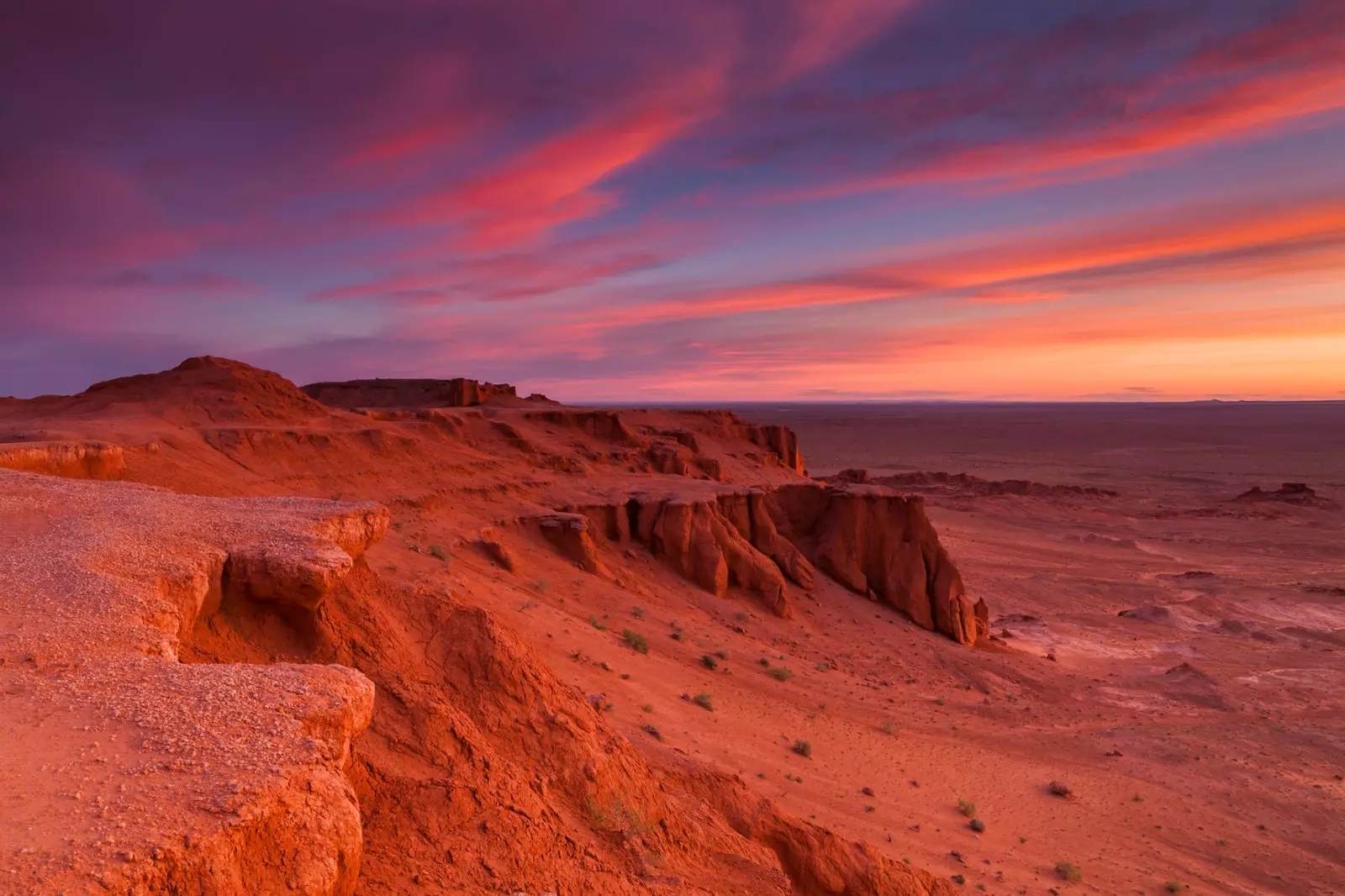 Flammende klipper i Gobi-ørkenen i Mongoliet.