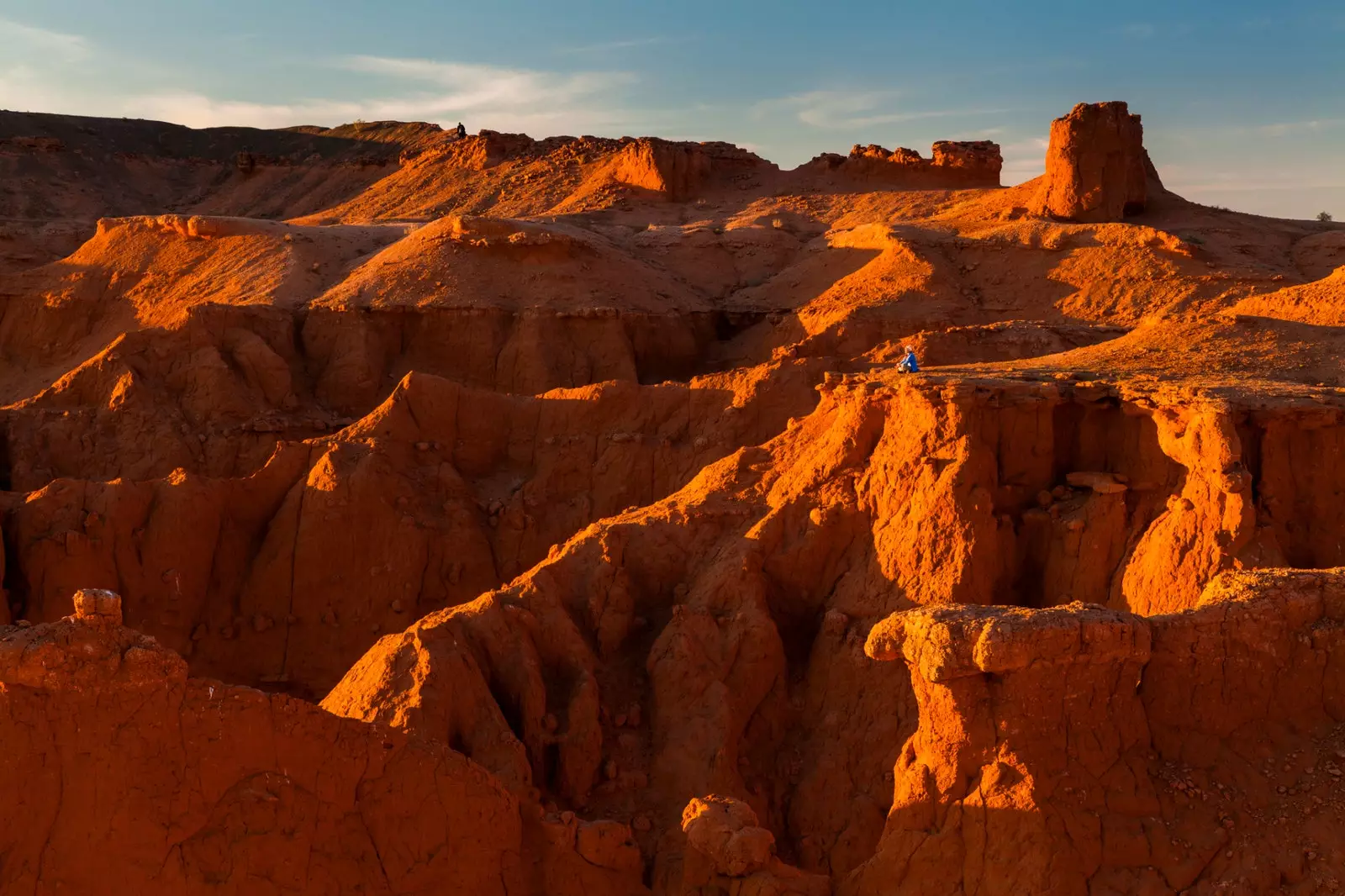 Von den Klippen aus kann man eine riesige Ebene sehen, die Teil der Wüste Gobi ist.