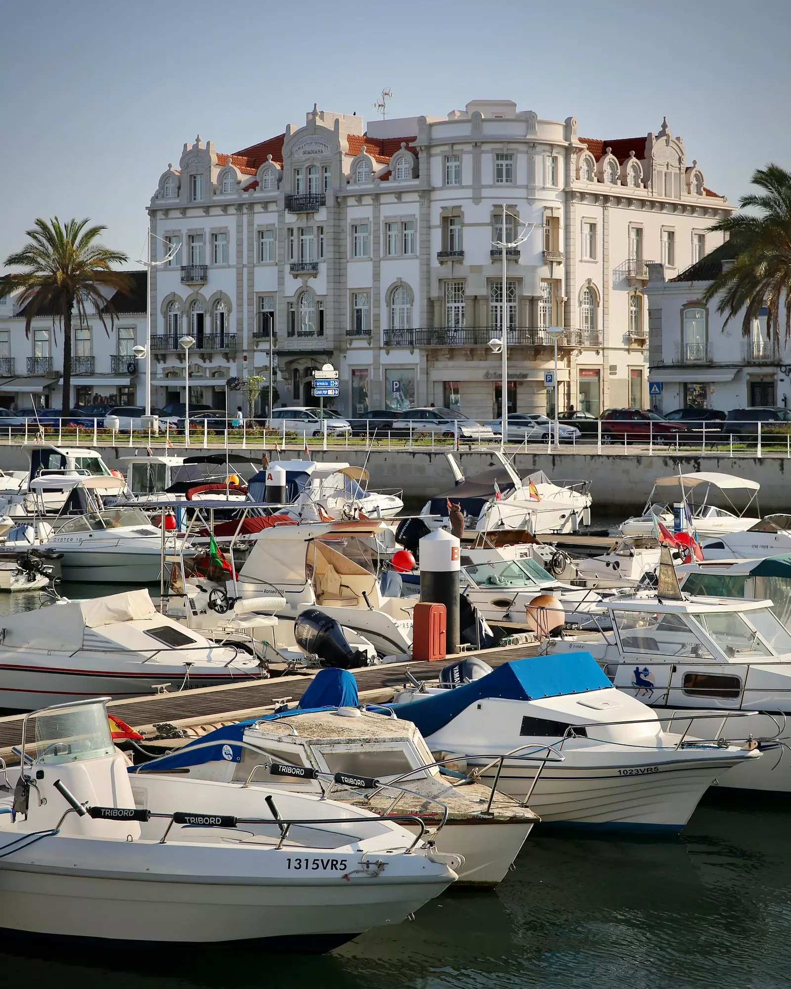 Grand House otelinin limanı və fasadı