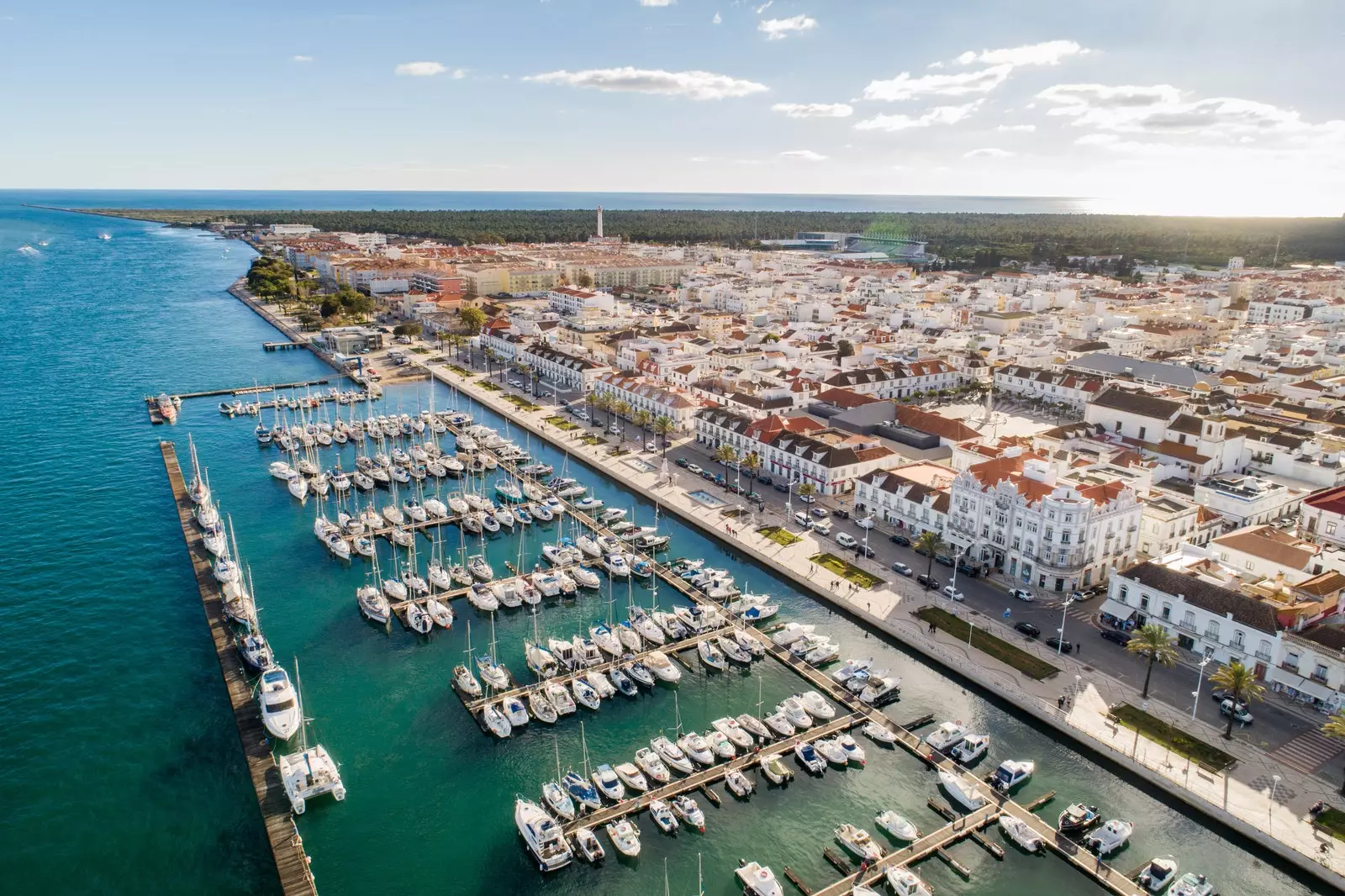 Utsikt over havnen og byen Vila Real de Santo Antonio.