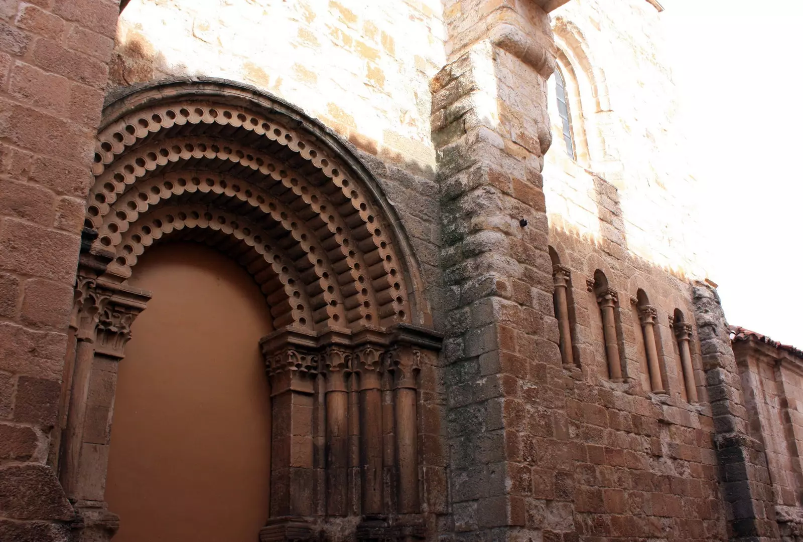 Porta sul da igreja de San Ildefonso