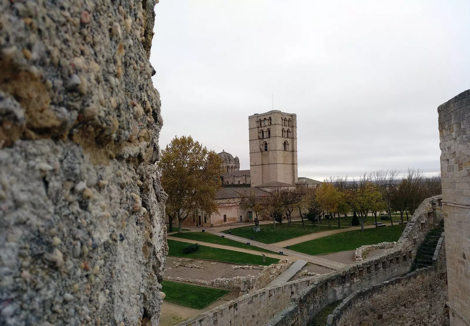 ရဲတိုက်ကနေ မြင်ရတဲ့ Zamora Cathedral