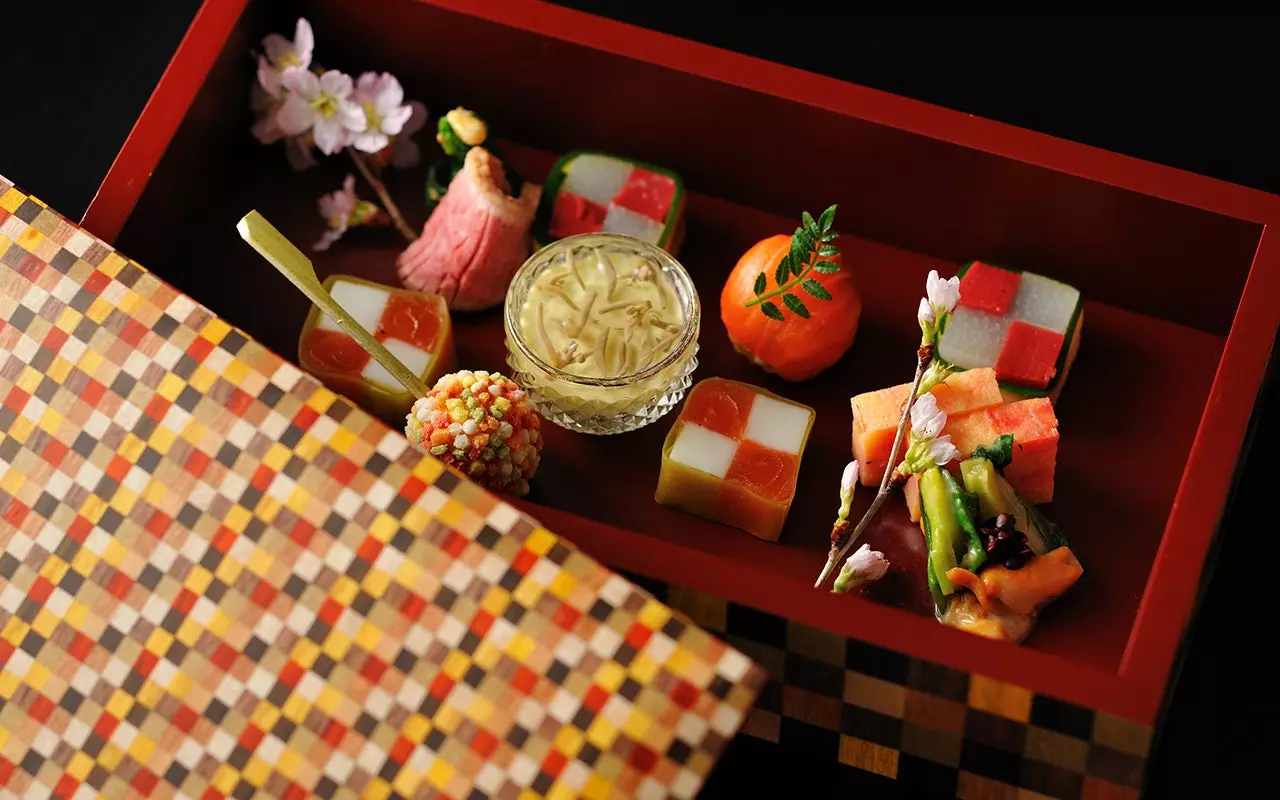 Makan malam Kaiseki seperti ini di ryokan Kai Hakone adalah festival visual dan kulinari.