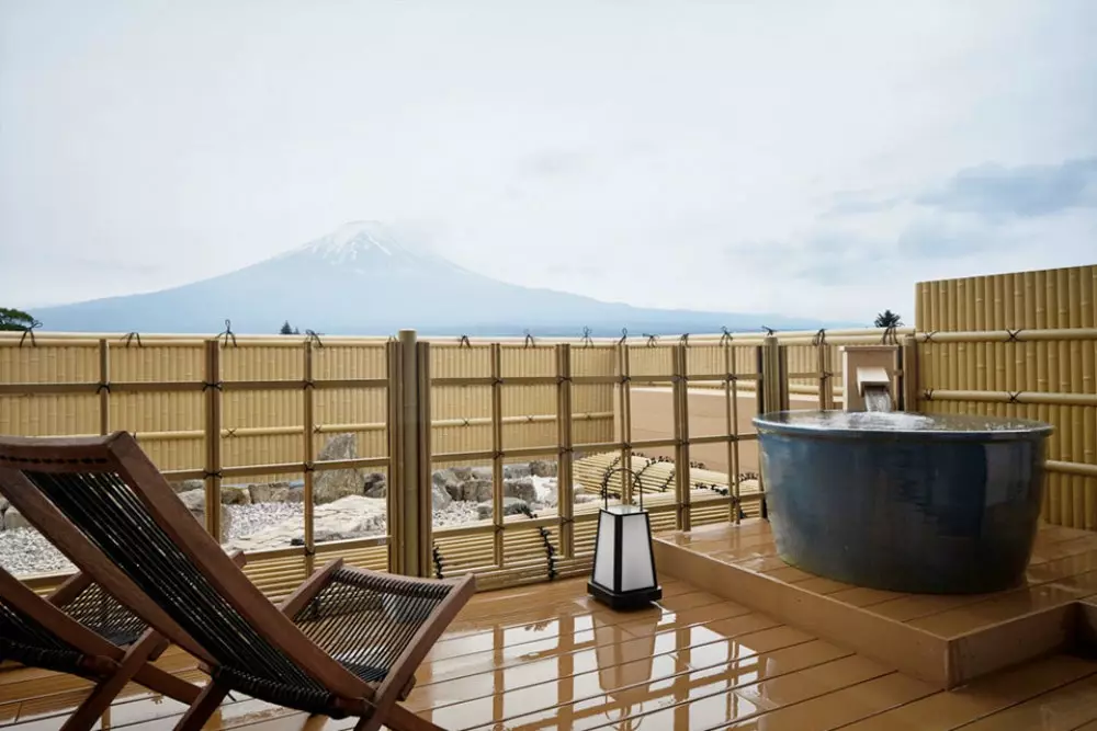 Kamar mandi pribadi dan pemandangan Gunung Fuji dari ryokan Konansou.