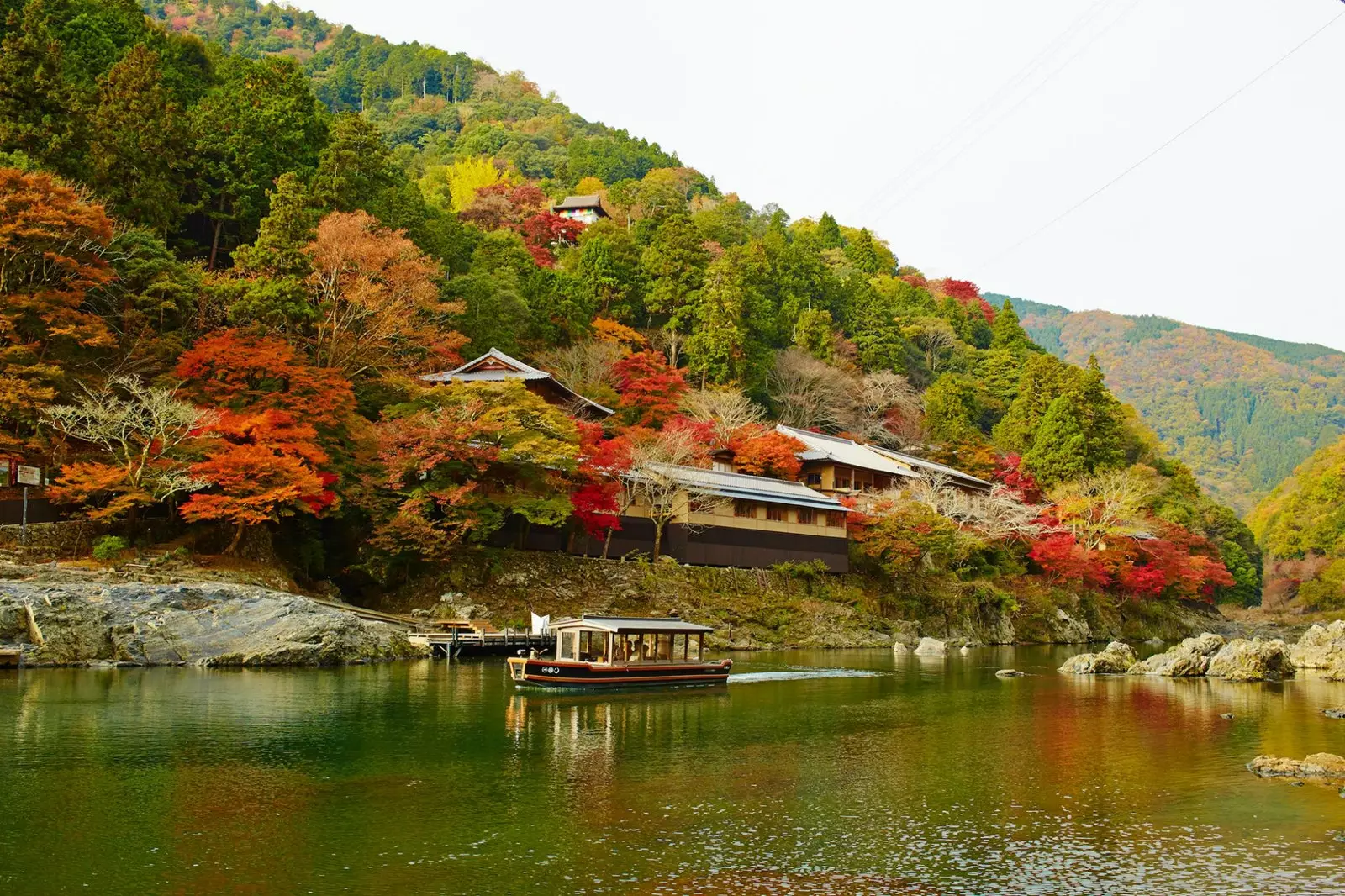 A l'Hoshinoya Kyoto cal arribar navegant amb vaixell de fusta per la llera del riu Oi.