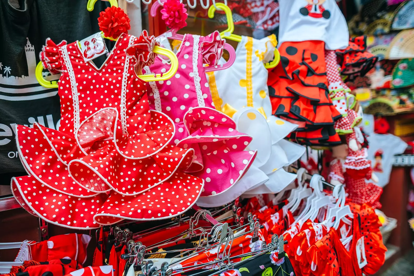 Ilbiesi tal-Flamenco f'ħanut tas-souvenirs Seville