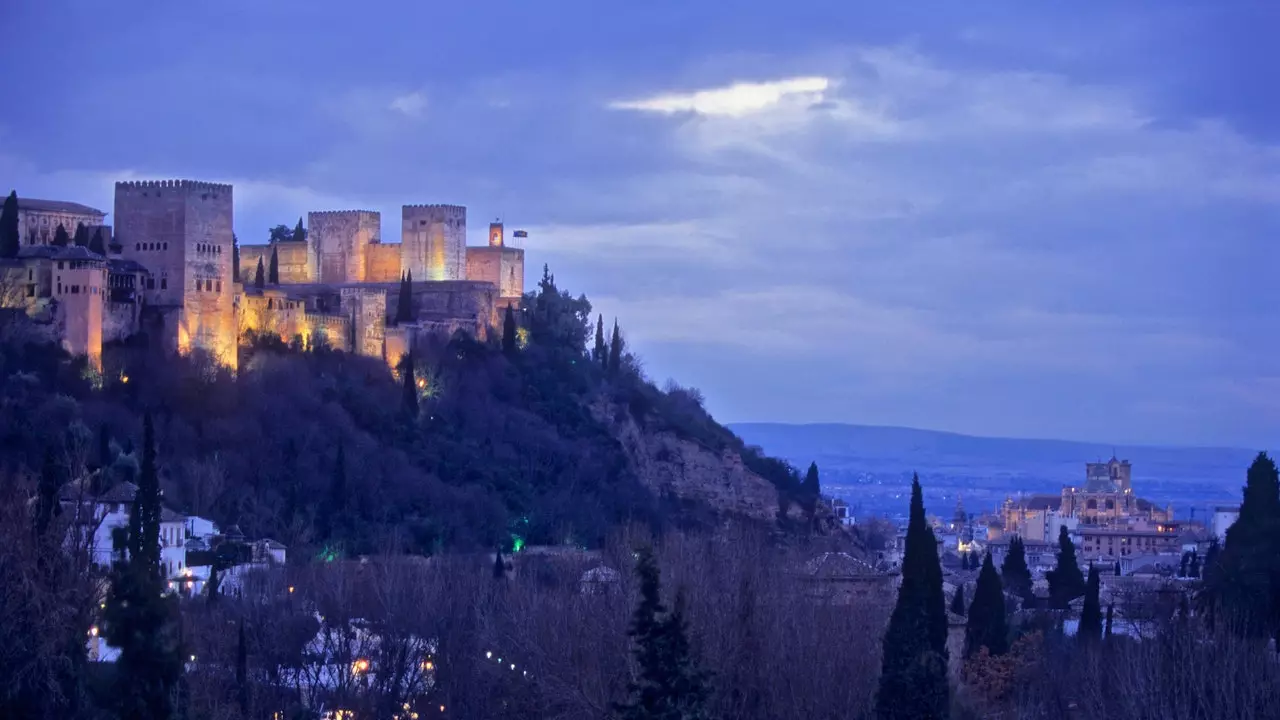 Is carraig í Granada: déanaimid an oíche iontach a dhearadh sa chathair