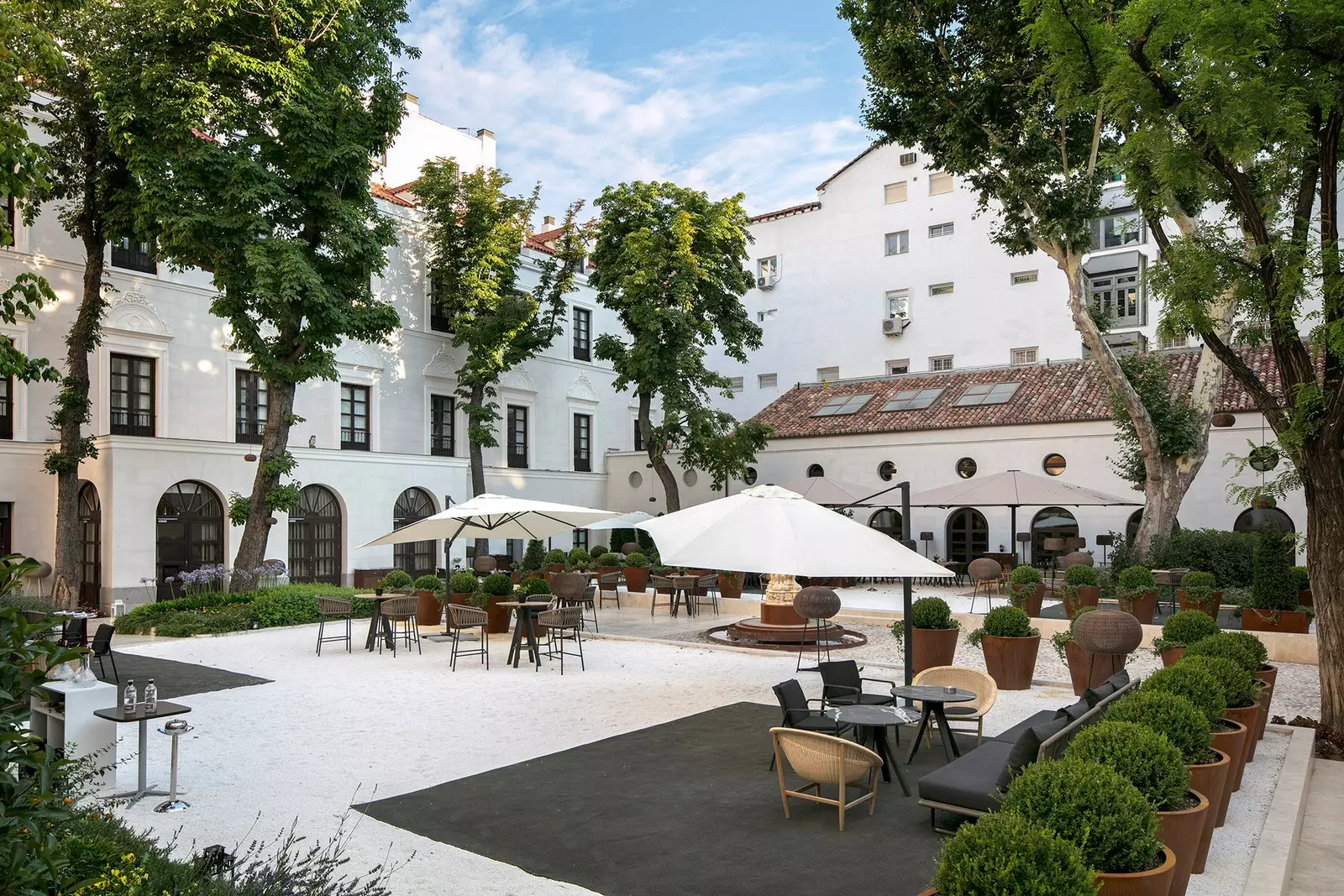 Historischer Garten des Hotel Gran Meli Palacio de los Duques in Madrid.