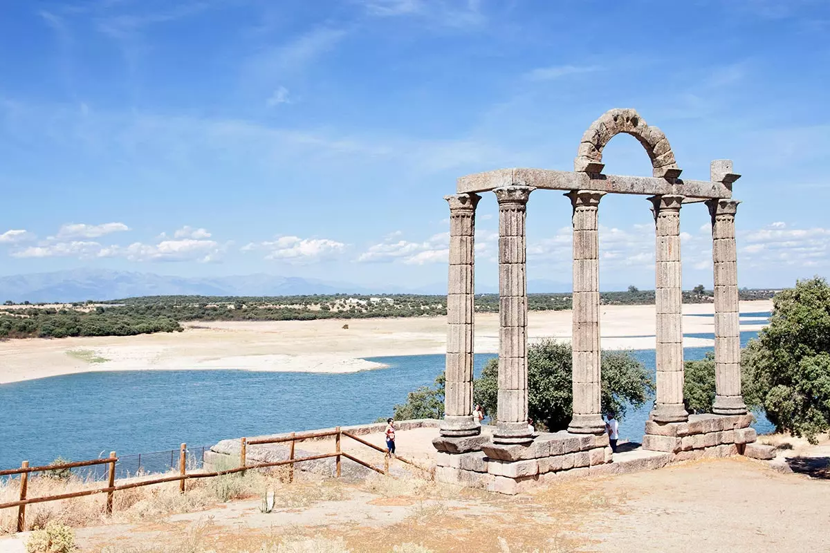 Portico de Curia ၏ အပျက်အစီးများ