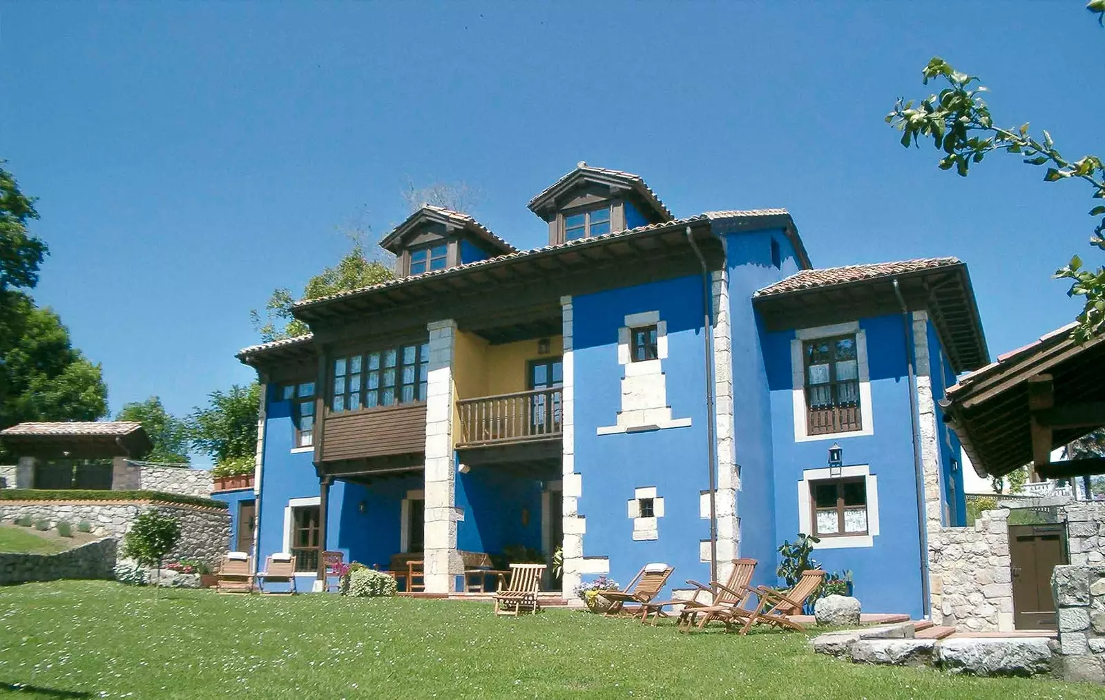 Las Fraguas befindet sich in einem farbenfrohen Gebäude inmitten der asturischen Landschaft