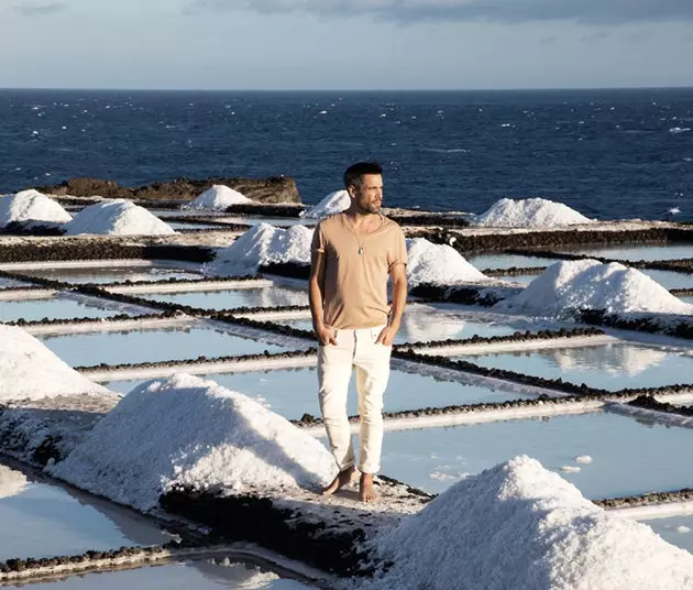 Unax Ugalde nas salinas de Fuencaliente