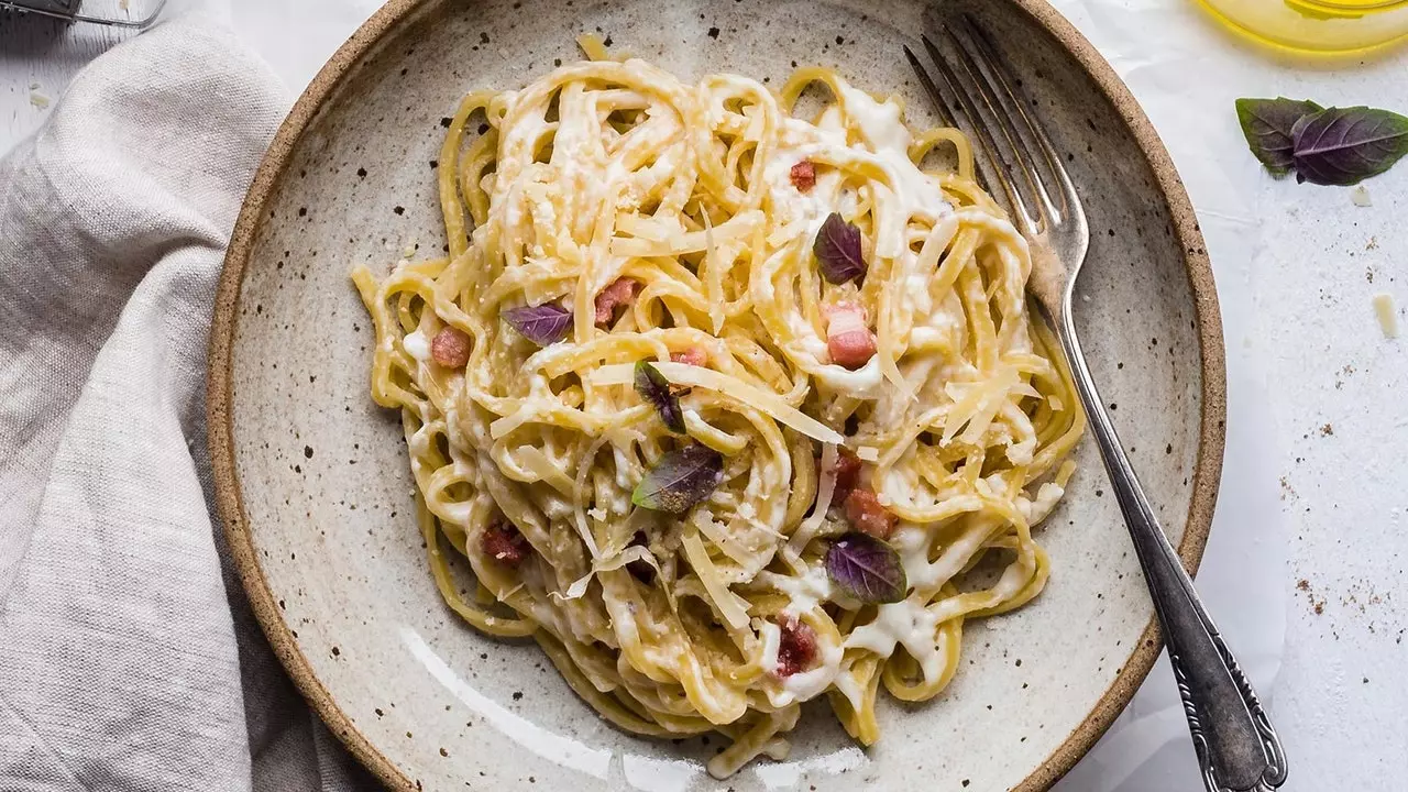 Σπαγγέτι alla carbonara: Συνταγή για μπάρ μοτσαρέλα φούρνου