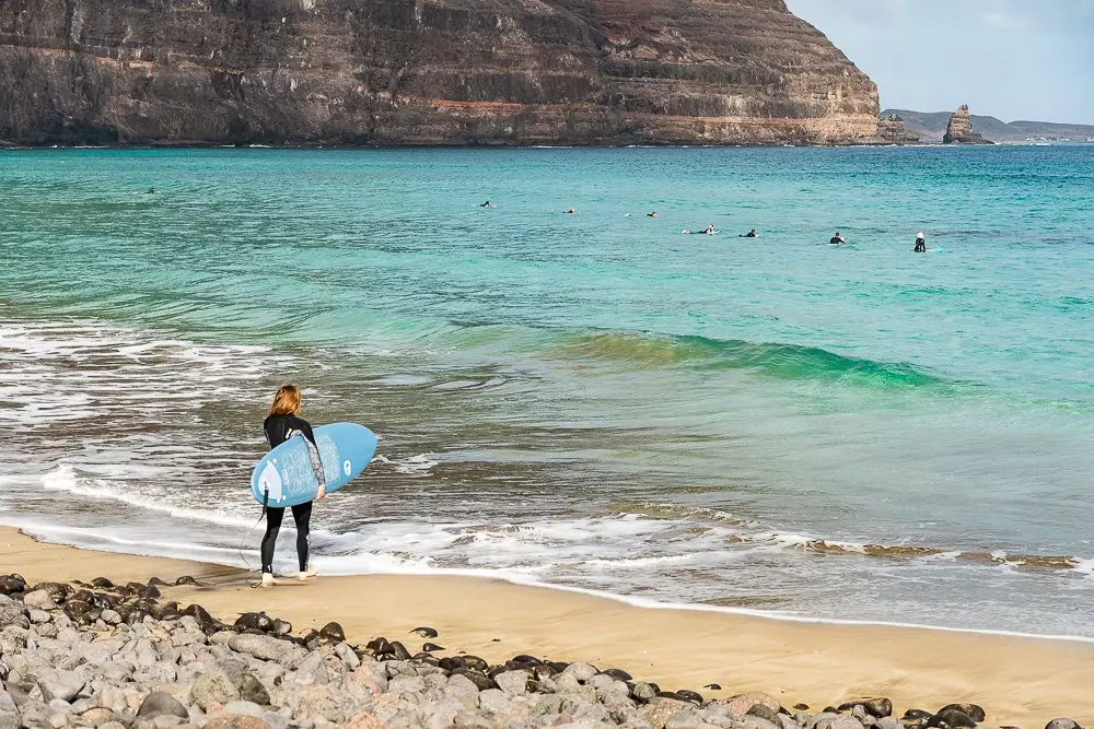 Kuteleza kwenye mawimbi katika ufuo wa Famara Lanzarote