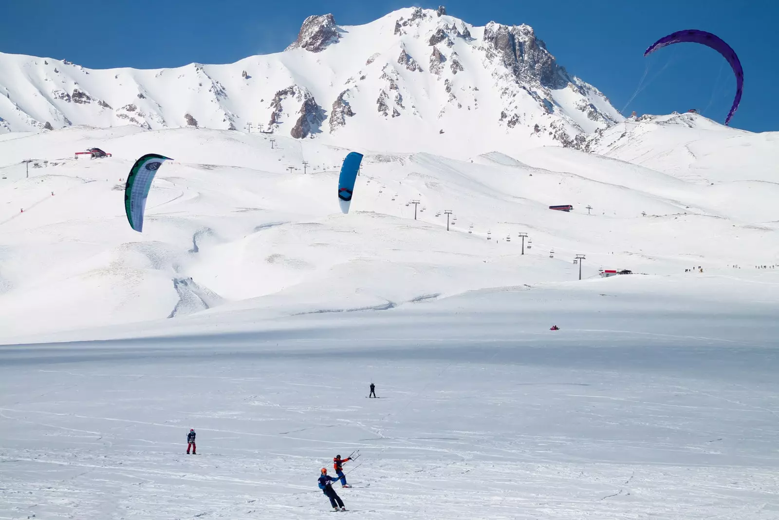 Gleitschirmfliegen im Skigebiet Palandöken.