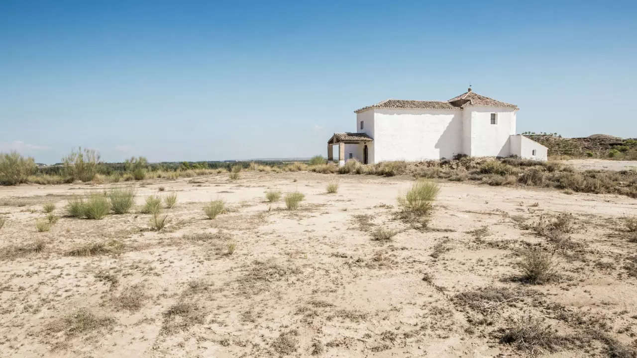 Los Monegros, is-sbuħija li tinħeba wara l-aridità