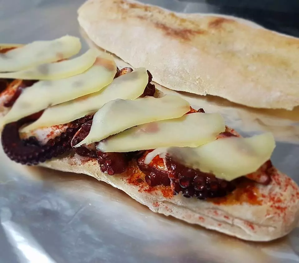 sandwic sotong dengan keju dari San Simón da Costa