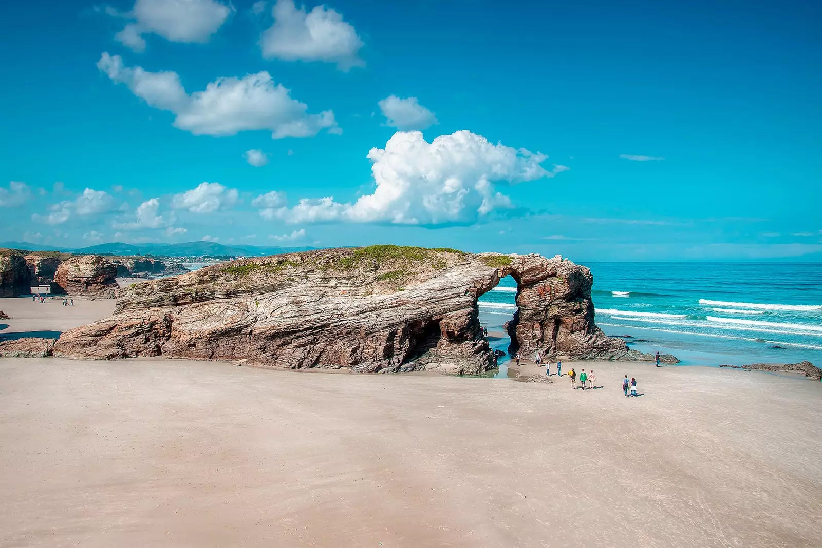 Laag water op het strand van de kathedralen