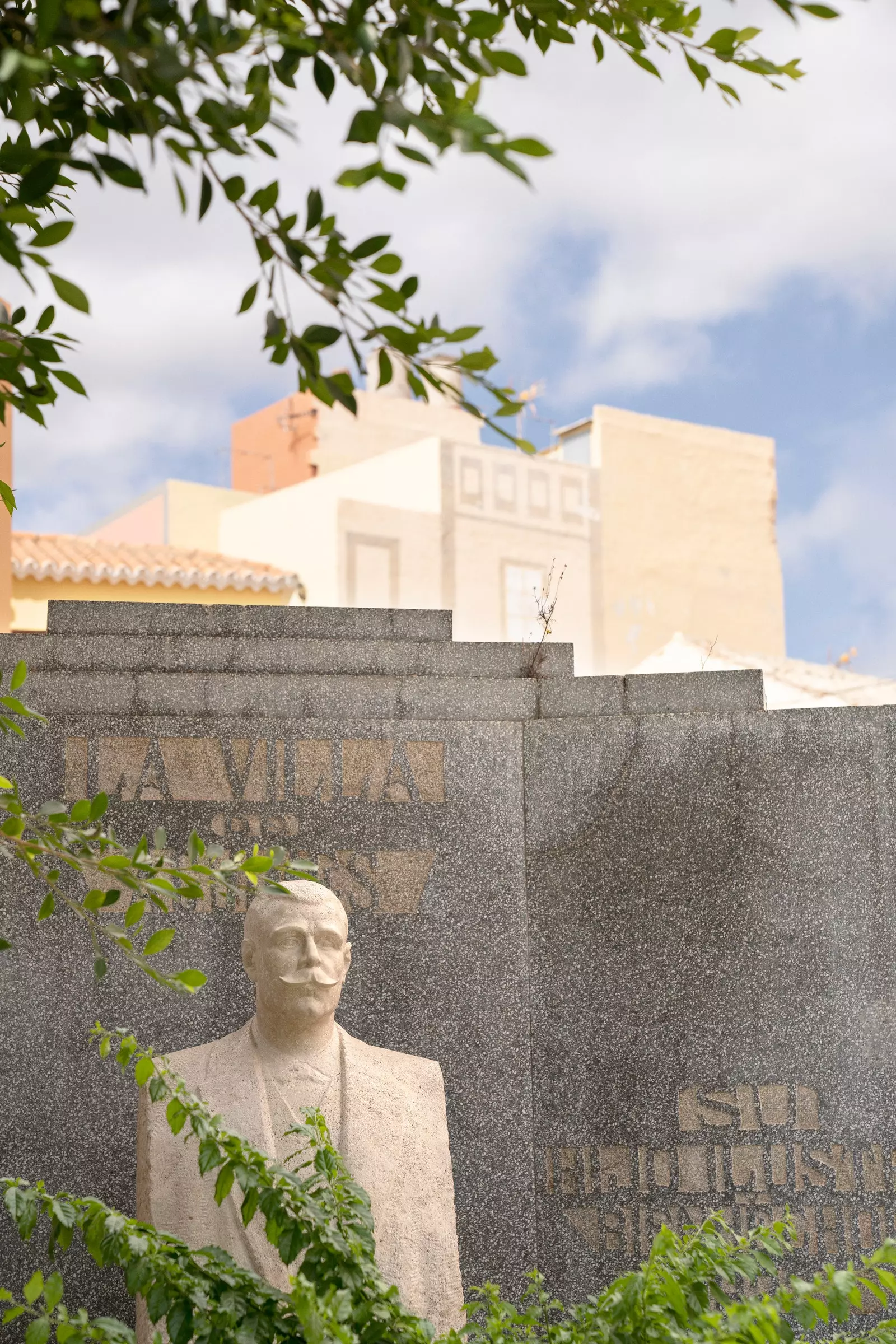 Sculpturen en beschilderde huizen in Agüimes.