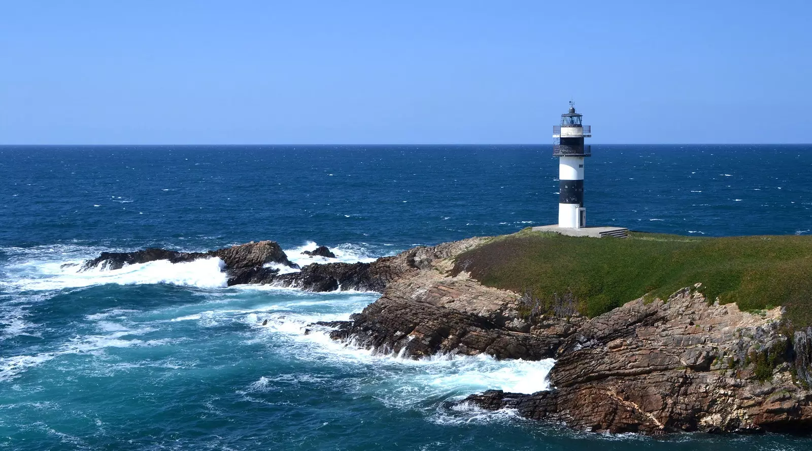 The route of the lighthouses by train along the Galician coast