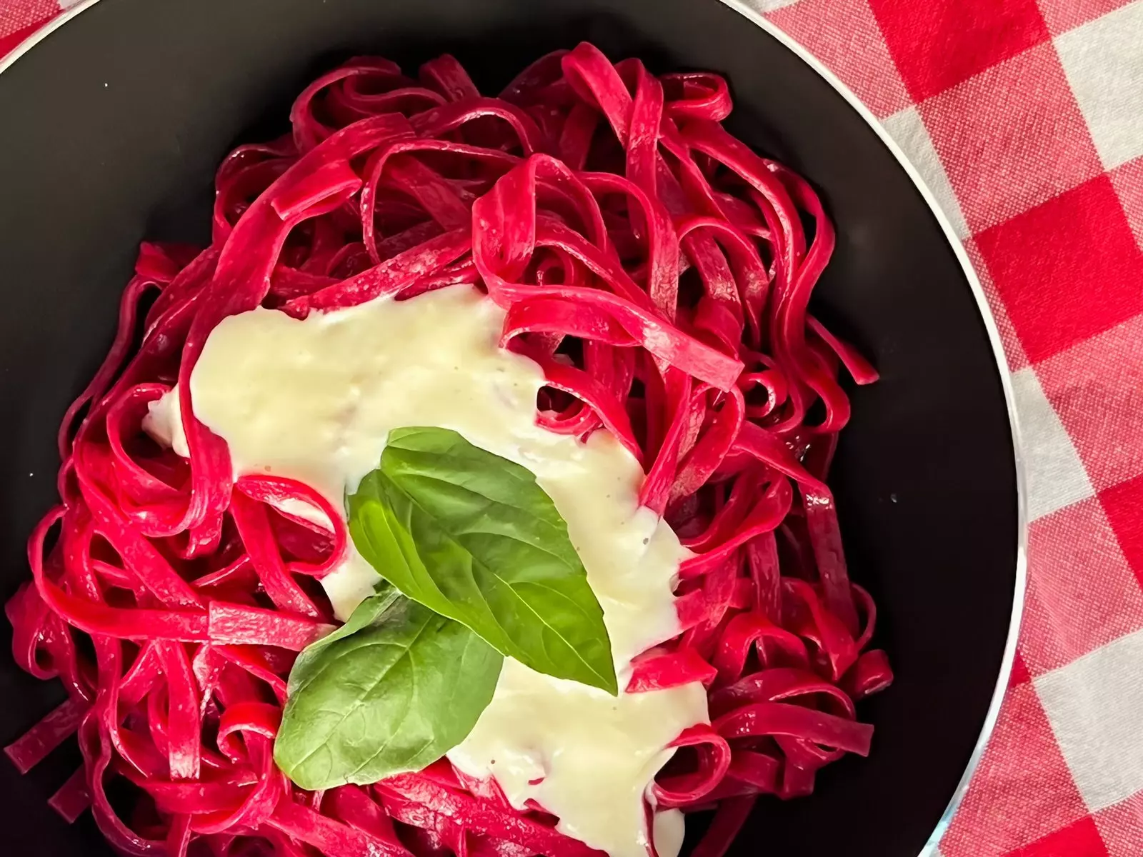 Spaghete Chile roșii cu cremă de sparanghel alb la Barul de paste Distrito Vegano