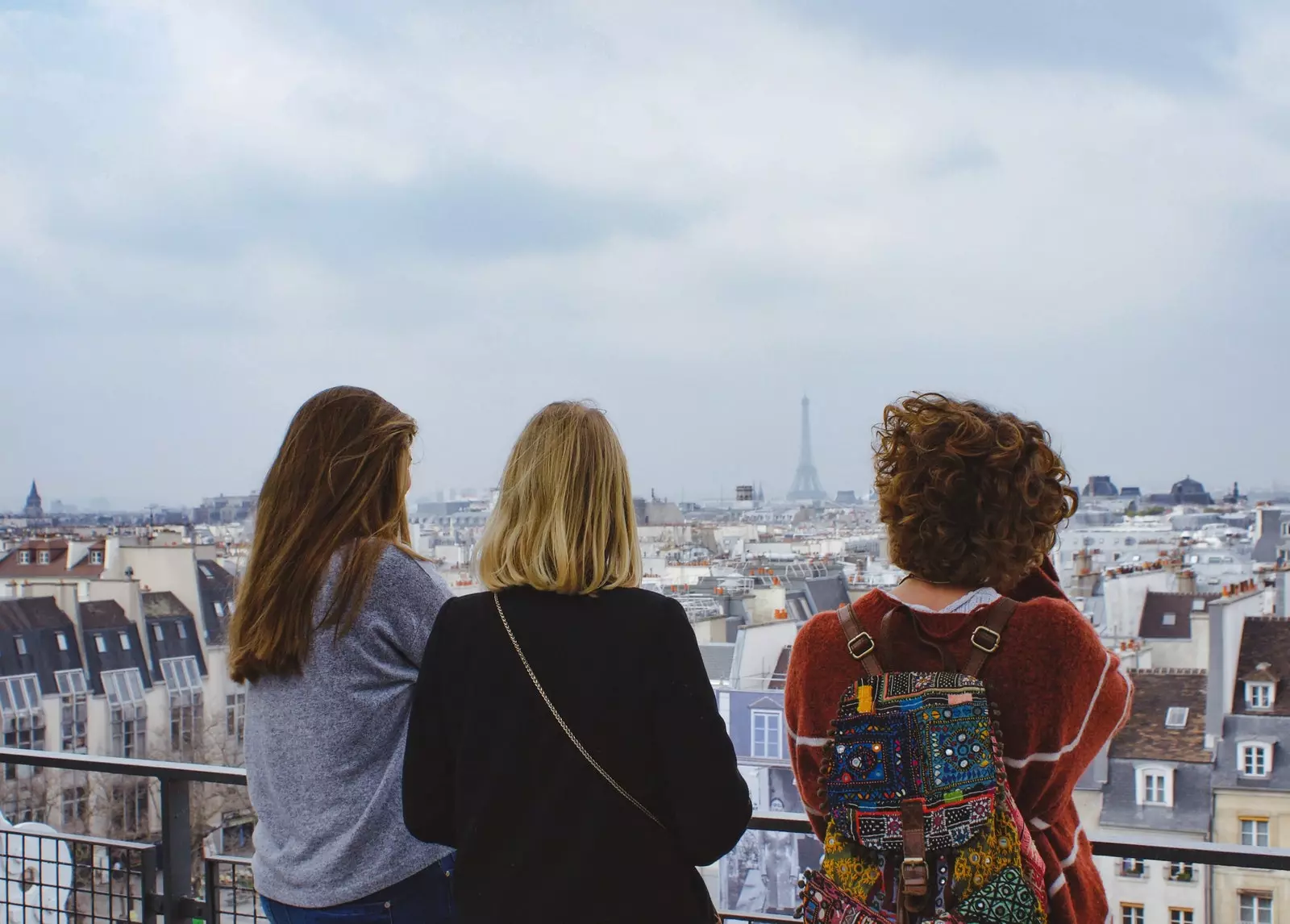 Tre venninner i Paris Frankrike