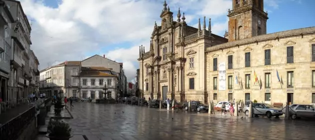 Plaza Mayor de Celanova შესანიშნავი ადგილია Celso Emilio Ferreiro-ს წასაკითხად