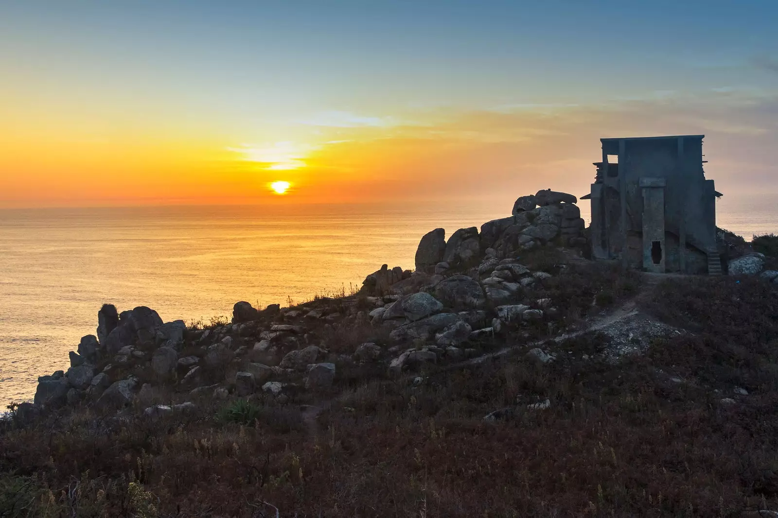 Auringonlasku Cabo Silleiro Baionan armeijapattereista